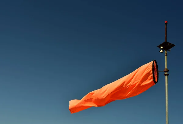 Ljus Neon Orange Vindstrumpa Blåser Som Indikerar Vindriktning Mot Azurblå — Stockfoto