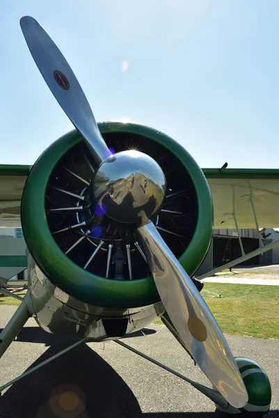 Ασημένια Προπέλα Ενός Όμορφα Ανακαινισμένου Αεροπλάνου Που Χρησιμοποιήθηκε Αεροπορικό Ασθενοφόρο — Φωτογραφία Αρχείου