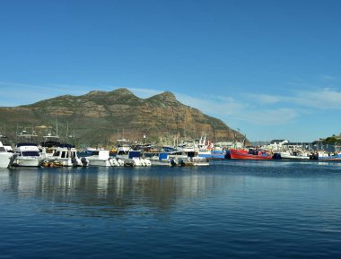 Hout Bay Limanı 'nın resimli kartpostal görüntüsü ve Sentinel Dağı' nın arka planı.