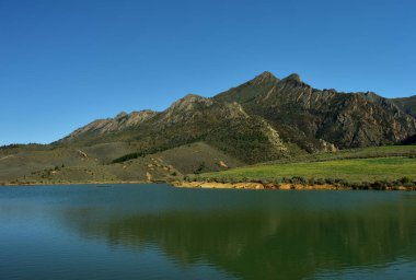 Çiftlik barajına yansıyan bir Batı Burnu dağı