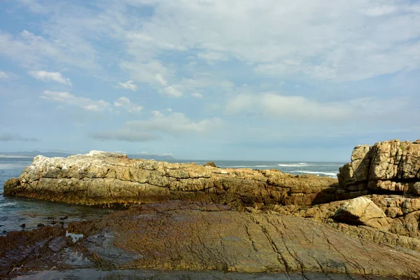 Ein Riesiger Und Nasser Felsrücken Mit Dem Meer Und Interessanten — Stockfoto