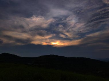 Güzel Mor Sarı Gökyüzü bir tepeden görüldüğü gibi