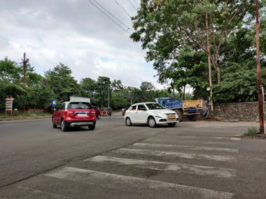 Pune Maharashtra Hindistan 09-10-2021 Bulutlu bir günde görüldüğü gibi Zebra 'nın yoldan karşıya geçişi net değil