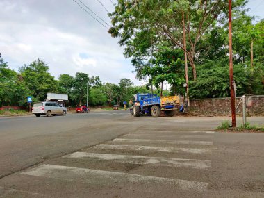 Pune Maharashtra Hindistan 09-10-2021 Bulutlu bir günde görüldüğü gibi Zebra 'nın yoldan karşıya geçişi net değil