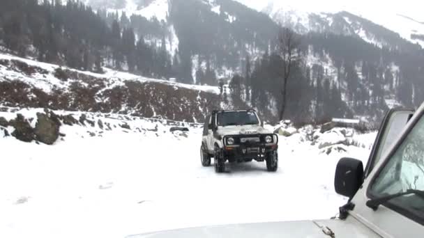 Samochody Wheel Drive 4X4 Ciężkim Pokrytym Śniegiem Obszarze Górskim Solang — Wideo stockowe