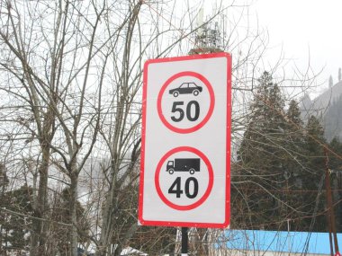 Dağlık bir bölgede arabaların hız limiti 50 Km / saat ve ağır aracın 40 km / saat olduğu araç ve kamyon tabelaları için hız sınırı