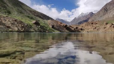 Himachal Pradesh 'teki Deepak Tal Gölü. Lahaul bölgesindeki Manali- Leh otoyolunun hemen yanında güzel, resimli bir göl. Mavimsi tonu olan berrak bir suyu var.