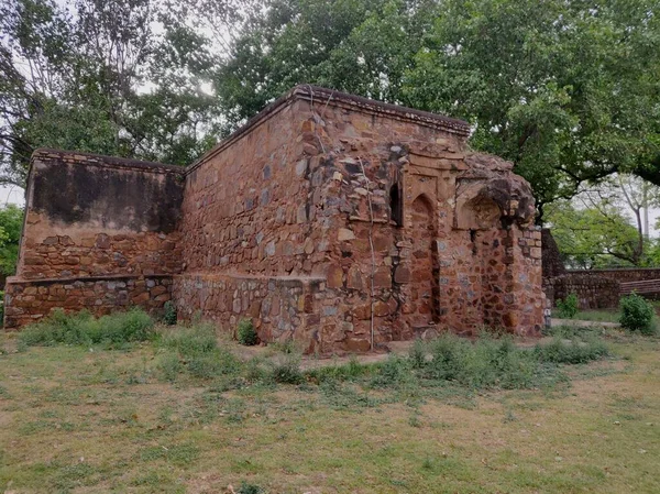 Indside The Feroz Shah Kotla veya Kotla, Feroz Shah Tughlaq tarafından Delhi 'nin Firozabad şehrinin kendi versiyonuna ev sahipliği yapmak için inşa edilmiş bir kaledir..
