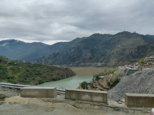 Shimla 'dan Manali' ye giderken görüldüğü gibi güzel bir manzara.