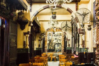 Mısır 'ın Kahire kentindeki Khan El Khalili pazarındaki ünlü El Fishawy Kafe' nin içinde.