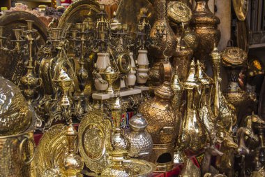Kahire 'deki ünlü Khan el Khalili pazarında hediyelik eşya satıyor.