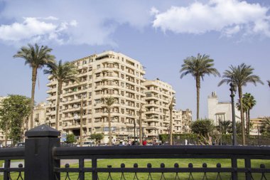 Tahrir Meydanı yakınlarındaki Kahire 'nin merkez caddelerinden birinin manzarası güzel.