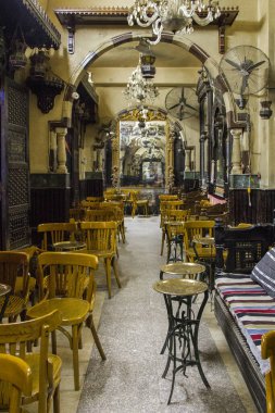 Mısır 'ın Kahire kentindeki Khan El Khalili pazarındaki ünlü El Fishawy Kafe' nin içinde.