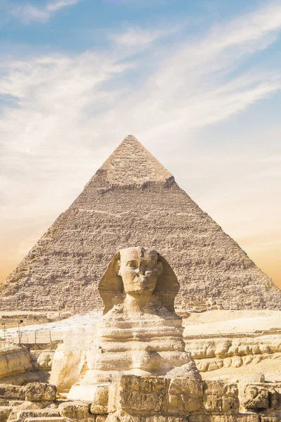 Stor Sfinx Mot Bakgrund Pyramiderna Faraonerna Cheops Khafren Och Mikerin — Stockfoto