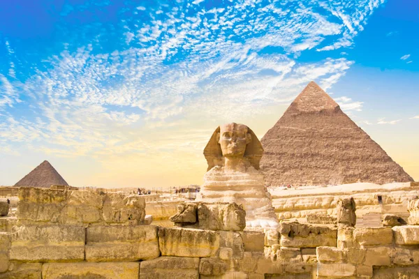 エジプトのギザにあるファラオ チープス カフリン ミカリンのピラミッドを背景にした大スフィンクス — ストック写真
