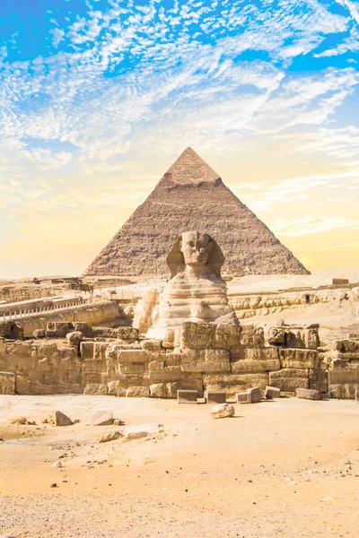 Gran Esfinge Contra Fondo Las Pirámides Los Faraones Keops Khafrén —  Fotos de Stock