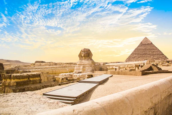 Grand Sphinx Sur Fond Des Pyramides Des Pharaons Cheops Khafren — Photo