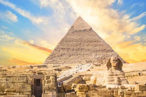 Gran Esfinge Contra Fondo Las Pirámides Los Faraones Keops Khafrén — Foto de Stock