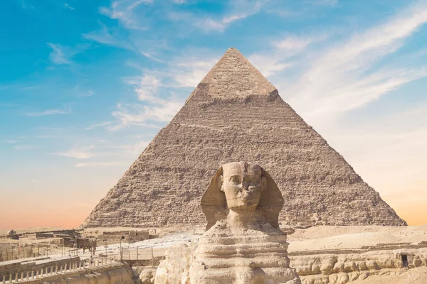 Великий Сфінкс Тлі Пірамід Фараонів Шепів Хафрен Мікерин Гізі Єгипет — стокове фото