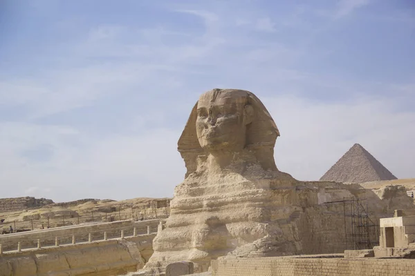 エジプトのギザにあるファラオ チープス カフリン ミカリンのピラミッドを背景にした大スフィンクス — ストック写真