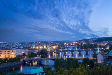 Çek Cumhuriyeti Prag 'daki St. Vitus Katedrali, Prag Şatosu ve Mala Strana' nın güzel manzarası
