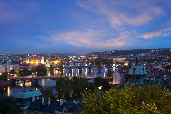 Çek Cumhuriyeti Prag 'daki St. Vitus Katedrali, Prag Şatosu ve Mala Strana' nın güzel manzarası