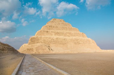 Djoser Piramidi (veya Djeser ve Zoser) veya Mısır 'ın Saqqara mezarlığındaki Adım Piramidi