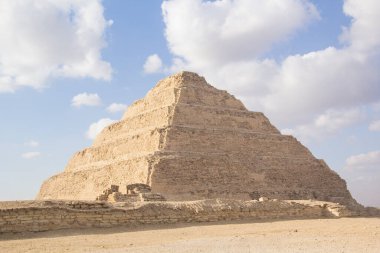 Djoser Piramidi (veya Djeser ve Zoser) veya Mısır 'ın Saqqara mezarlığındaki Adım Piramidi