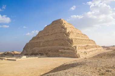 Djoser Piramidi (veya Djeser ve Zoser) veya Mısır 'ın Saqqara mezarlığındaki Adım Piramidi