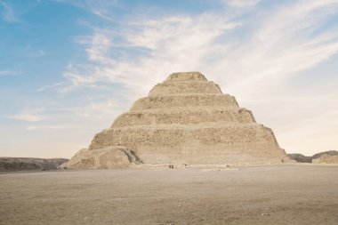 Djoser Piramidi (veya Djeser ve Zoser) veya Mısır 'ın Saqqara mezarlığındaki Adım Piramidi