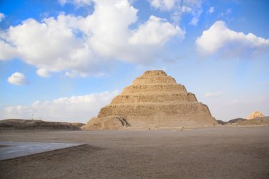 Djoser Piramidi (veya Djeser ve Zoser) veya Mısır 'ın Saqqara mezarlığındaki Adım Piramidi