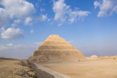 Djoser Piramidi (veya Djeser ve Zoser) veya Mısır 'ın Saqqara mezarlığındaki Adım Piramidi