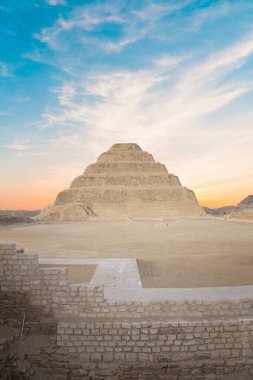 Djoser Piramidi (veya Djeser ve Zoser) veya Mısır 'ın Saqqara mezarlığındaki Adım Piramidi