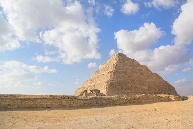 Djoser Piramidi (veya Djeser ve Zoser) veya Mısır 'ın Saqqara mezarlığındaki Adım Piramidi