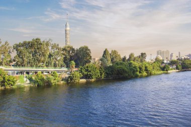 Kahire Kulesi 'nin güzel manzarası ve Kahire, Mısır' daki Nil seti