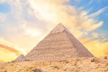 Mısır 'ın Giza şehrinde firavunların, Cheops' ların, Khafren 'lerin ve Mikerin' in piramitlerinin arka planına karşı büyük sfenks.