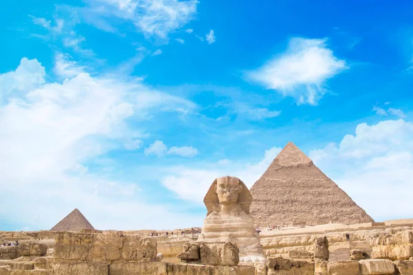 Gran Esfinge Contra Fondo Las Pirámides Los Faraones Keops Khafrén —  Fotos de Stock