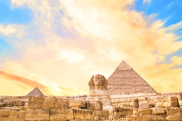 Grote Sfinx Tegen Achtergrond Van Piramides Van Farao Cheops Khafren — Stockfoto