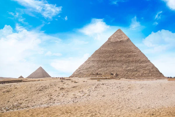 Grande Esfinge Contra Pano Fundo Das Pirâmides Dos Faraós Cheops — Fotografia de Stock