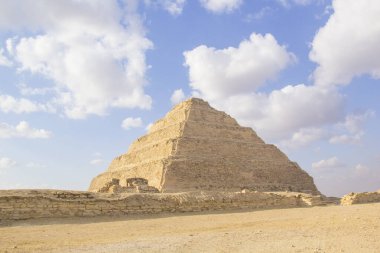 Djoser Piramidi (veya Djeser ve Zoser) veya Mısır 'ın Saqqara mezarlığındaki Adım Piramidi