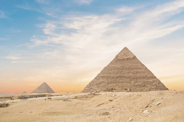 Grote Sfinx Tegen Achtergrond Van Piramides Van Farao Cheops Khafren — Stockfoto