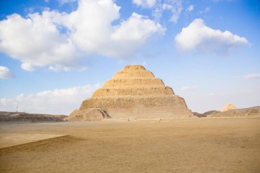Djoser Piramidi (veya Djeser ve Zoser) veya Mısır 'ın Saqqara mezarlığındaki Adım Piramidi