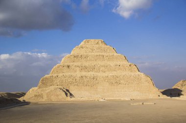 Djoser Piramidi (veya Djeser ve Zoser) veya Mısır 'ın Saqqara mezarlığındaki Adım Piramidi