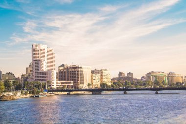 CAIRO, EGYPT - 29 Aralık 2021: Kahire, Mısır 'da Tahrir Meydanı yakınlarındaki işlek bir caddenin görüntüsü