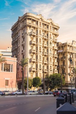 CAIRO, EGYPT - 29 Aralık 2021: Kahire, Mısır 'da Tahrir Meydanı yakınlarındaki işlek bir caddenin görüntüsü