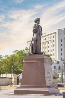 CAIRO, EGYPT - 29 Aralık 2021: Omar Makram Heykeli, Mısır 'ın Kahire meydanındaki Tahrir Meydanı yakınındaki Omar Makram Camii