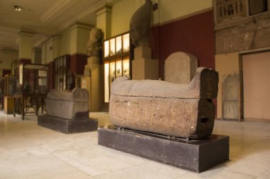 CAIRO, EGYPT - 29 Aralık 2021: Kahire, Mısır 'daki Mısır Müzesi' nde dünyaca ünlü antik sergiler