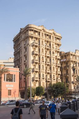 CAIRO, EGYPT - 29 Aralık 2021: Kahire, Mısır 'da Tahrir Meydanı yakınlarındaki işlek bir caddenin görüntüsü