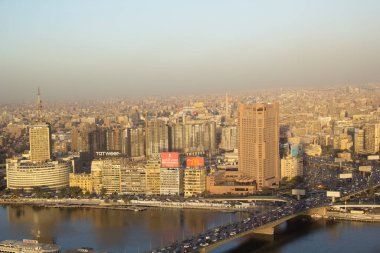 CAIRO, EGYPT - 29 Aralık 2021 Kahire Kulesi 'nden Kahire' nin merkezinin güzel manzarası