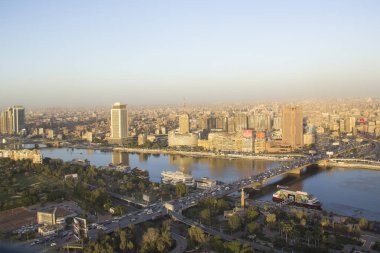 CAIRO, EGYPT - 29 Aralık 2021 Kahire Kulesi 'nden Kahire' nin merkezinin güzel manzarası